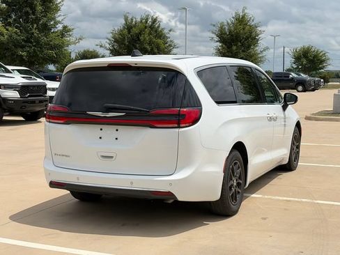 Used 2023 Chrysler Pacifica Touring-L FWD image 9