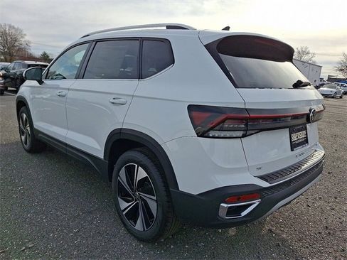 New 2026 Volkswagen Taos SE image 3
