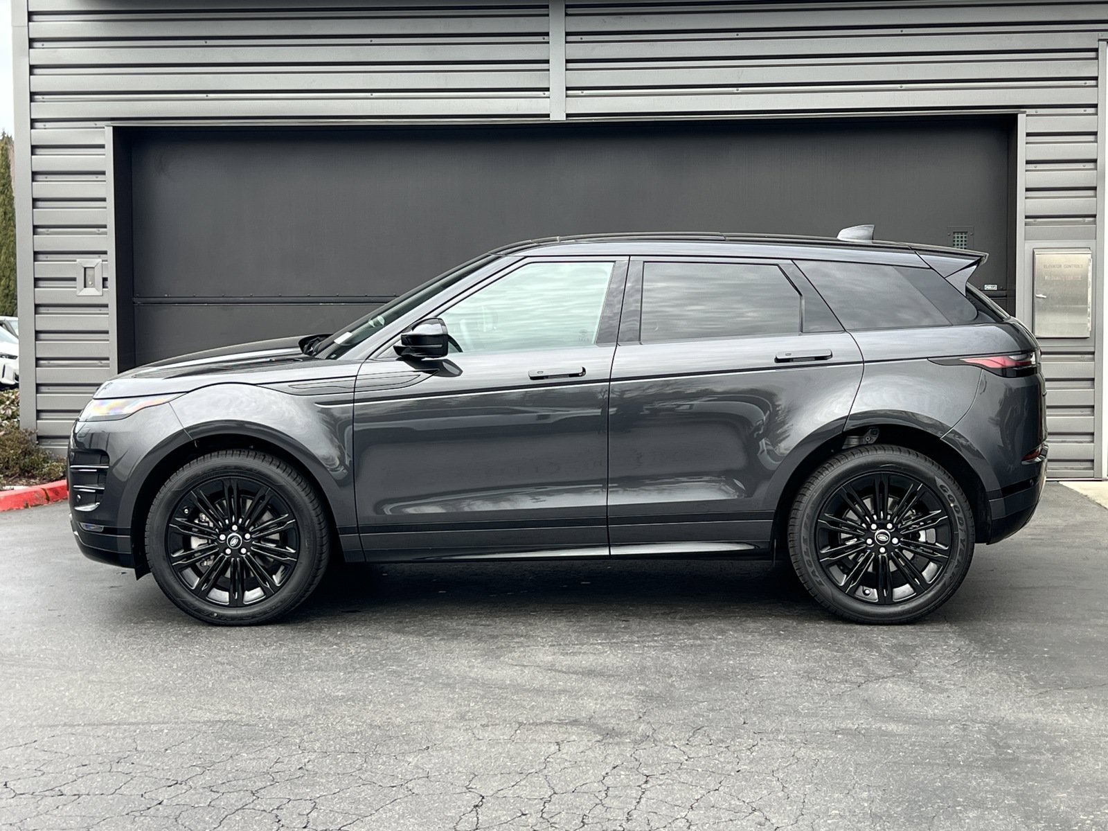 New 2025 Land Rover Range Rover Evoque Dynamic SE AWD/4WD image 5