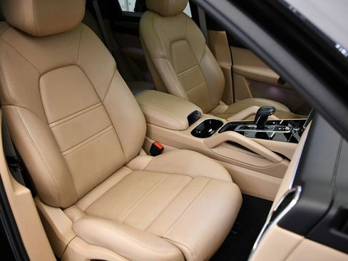 Used 2022 Porsche Cayenne Platinum Edition image 49