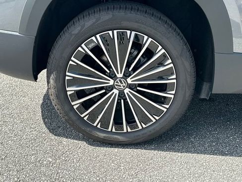 Used 2025 Volkswagen Taos SE image 33