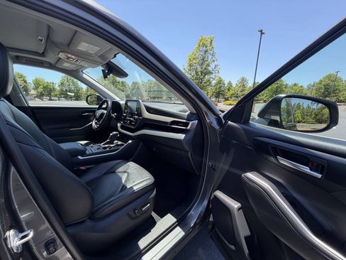 Used 2021 Toyota Highlander XLE FWD image 20