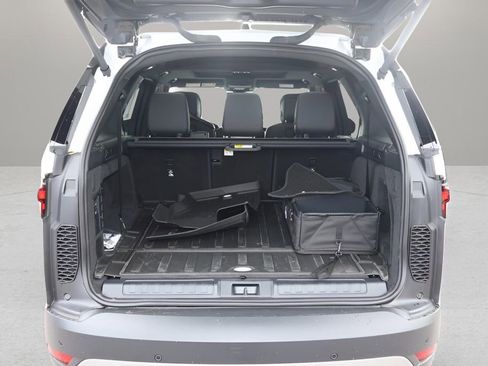 Used 2025 Land Rover Discovery S image 16