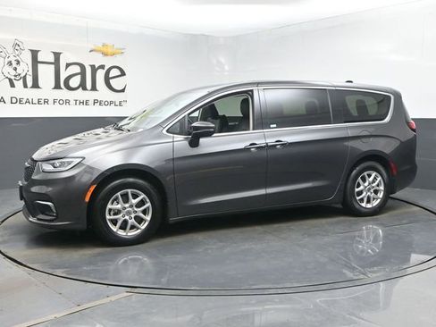 Used 2023 Chrysler Pacifica Touring-L FWD image 32