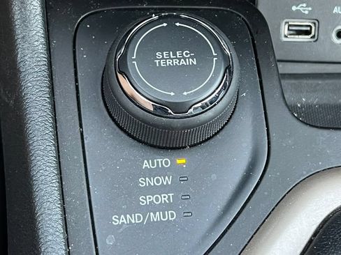 Used 2014 Jeep Cherokee Latitude w/ Comfort/Convenience Group AWD/4WD image 10