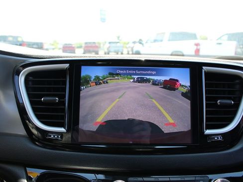 Used 2025 Chrysler Pacifica Select FWD image 53