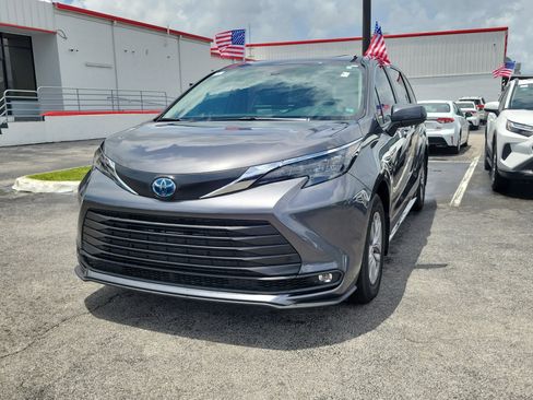 Used 2025 Toyota Sienna XLE FWD image 5