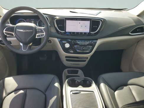 Used 2024 Chrysler Pacifica Touring-L AWD/4WD image 19