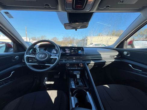 Used 2025 Hyundai Elantra SEL image 32