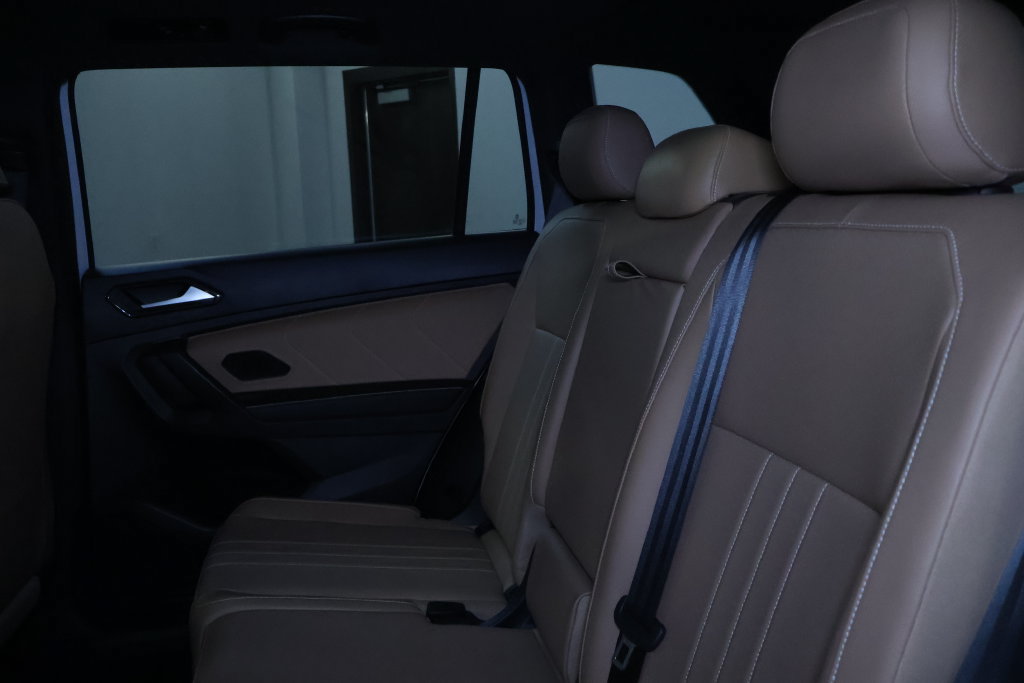 Used 2024 Volkswagen Tiguan SE w/ Panoramic Sunroof Package AWD/4WD image 17