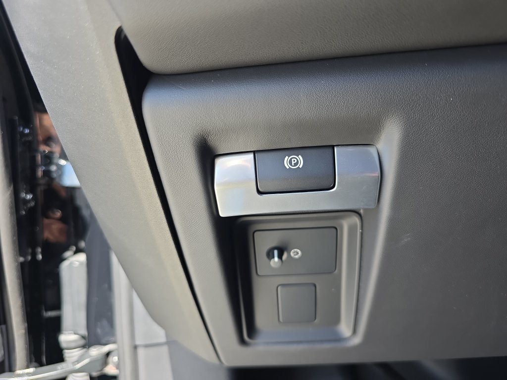 New 2026 Land Rover Defender 110 OCTA AWD/4WD image 27
