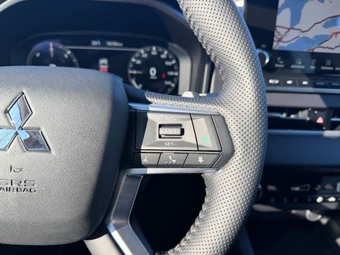 New 2025 Mitsubishi Outlander SE image 13