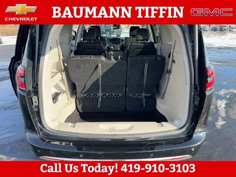 Used 2024 Chrysler Pacifica Touring-L image 7