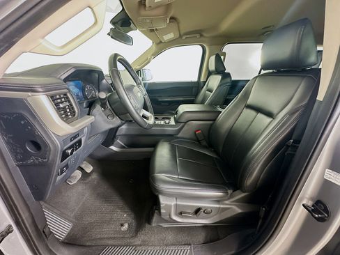 Used 2024 Ford Expedition XLT image 13