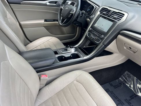 Used 2017 Ford Fusion SE w/ Fusion SE Technology Package FWD image 16