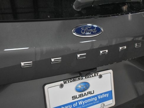 Used 2022 Ford Escape SE w/ SE Sport Appearance Package image 10