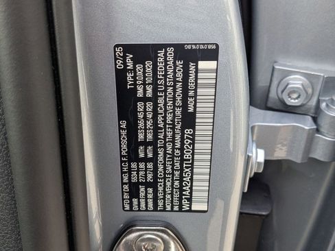 Certified 2026 Porsche Macan AWD/4WD image 30