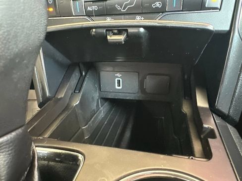Used 2019 Ford Explorer XLT w/ Equipment Group 202A AWD/4WD image 31