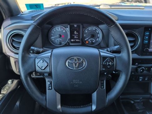 Used 2018 Toyota Tacoma TRD Off-Road w/ Technology Package AWD/4WD image 19