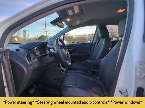 Used 2022 Chevrolet Trax LT w/ LT Convenience Package image 15