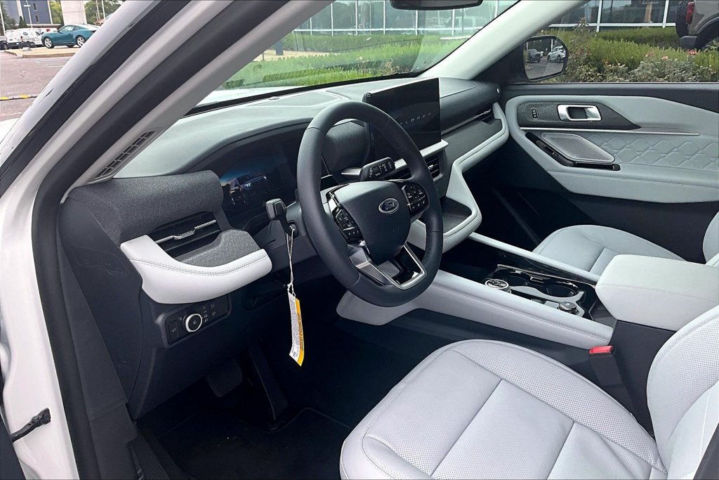 New 2026 Ford Explorer Platinum w/ LUX Leather Package AWD/4WD image 6