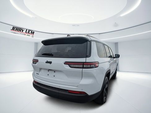 Used 2023 Jeep Grand Cherokee L Laredo image 3