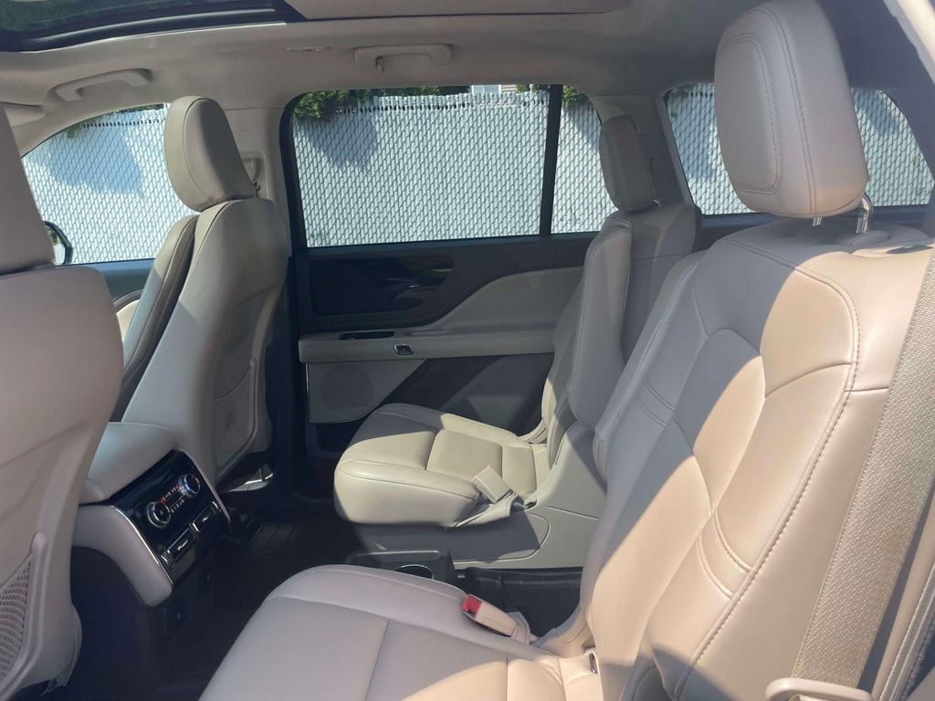 Used 2022 Lincoln Aviator AWD w/ Premium Package image 10
