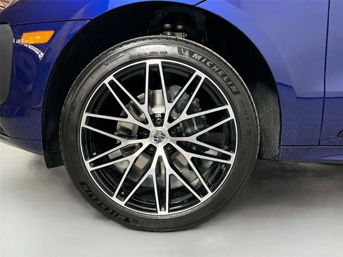 Used 2026 Porsche Macan AWD/4WD image 11