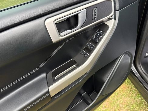 Used 2024 Ford Explorer XLT image 11