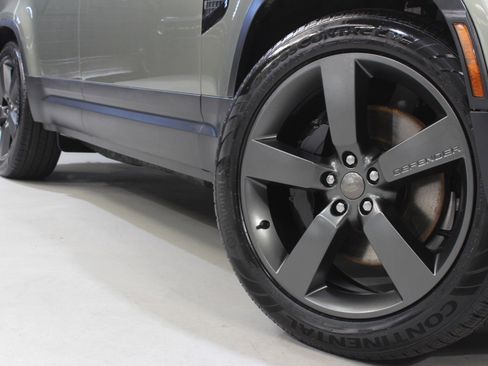 Used 2024 Land Rover Defender 110 SE image 13