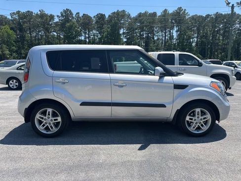 Used 2011 Kia Soul + FWD image 8