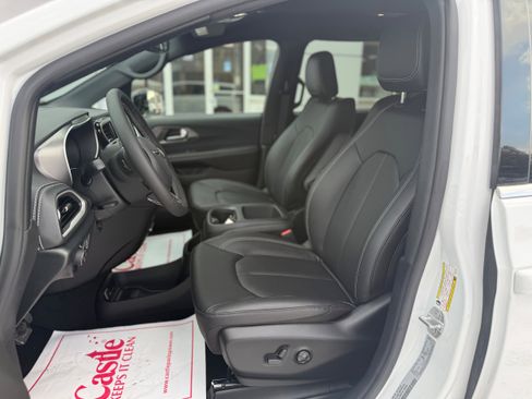 New 2026 Chrysler Pacifica Select image 16