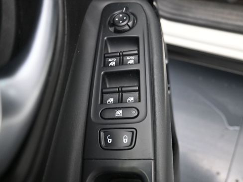 Used 2017 Jeep Renegade Altitude FWD image 16