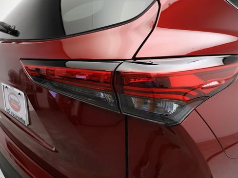 Certified 2023 Toyota Highlander XLE image 9