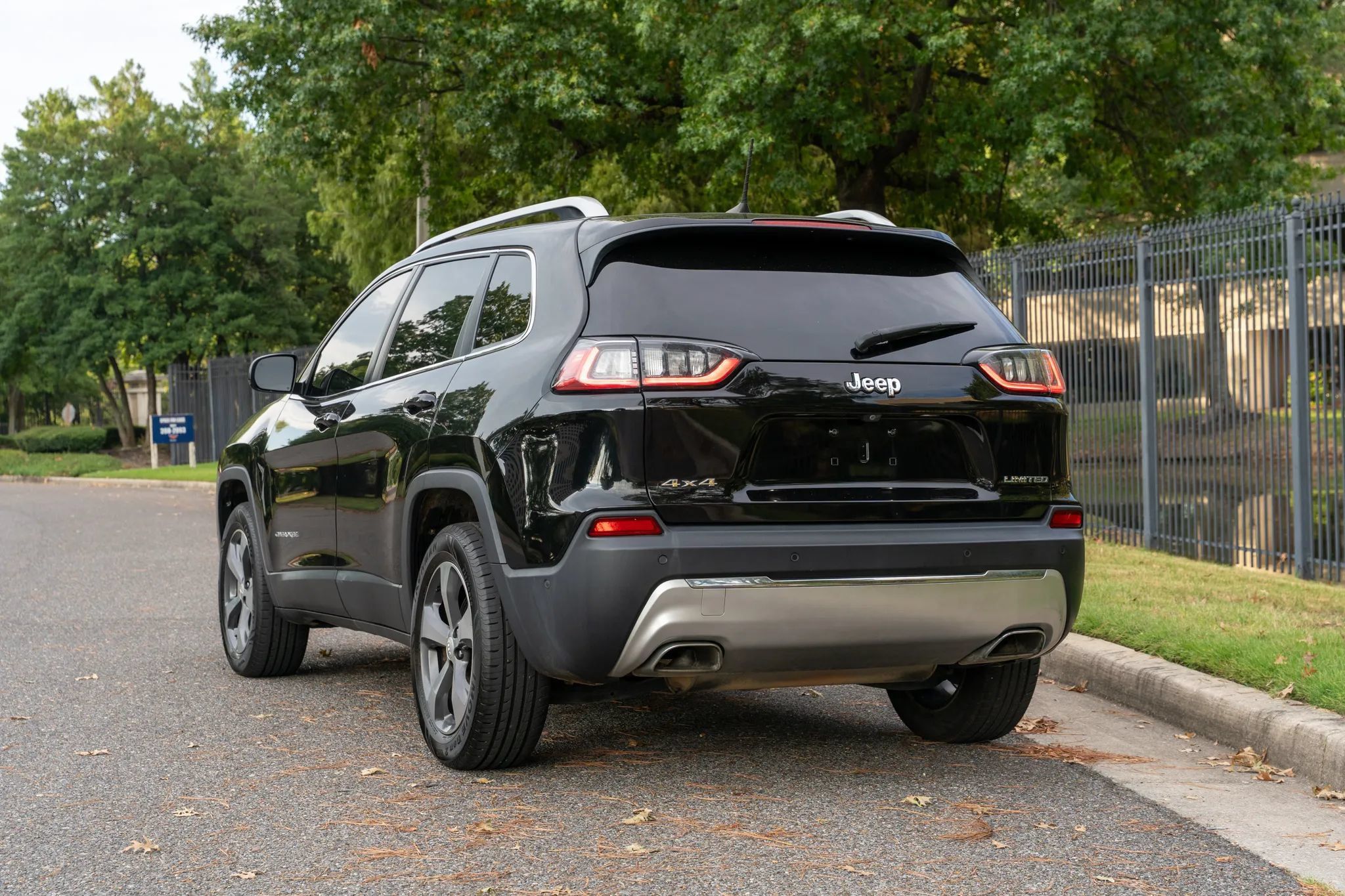 Used 2019 Jeep Cherokee Limited w/ Technology Group AWD/4WD image 7