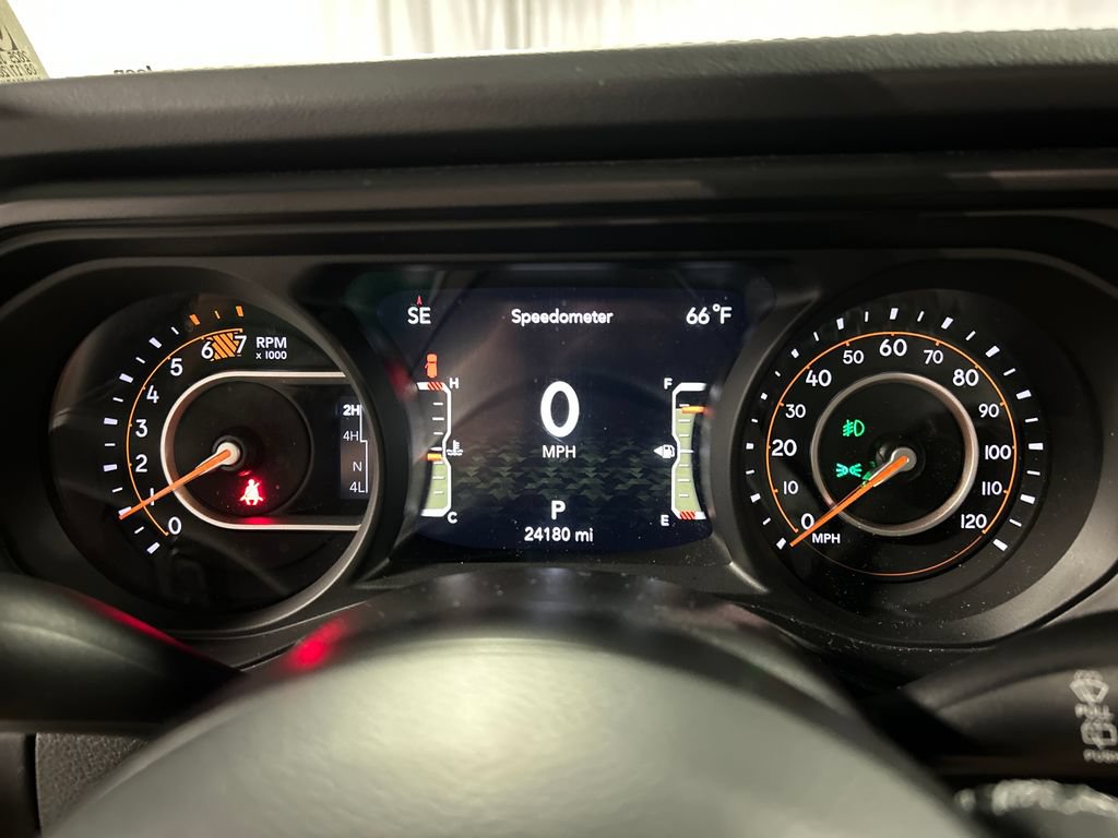 Used 2025 Jeep Wrangler Unlimited Rubicon w/ Convenience Group AWD/4WD image 16