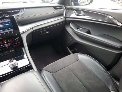 Used 2023 Jeep Grand Cherokee L Laredo image 16