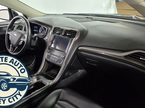 Used 2019 Ford Fusion SEL image 32