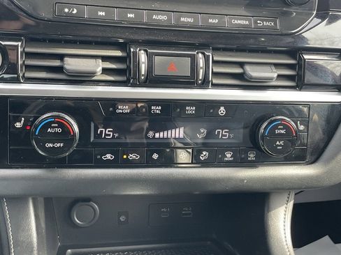 Used 2023 Nissan Pathfinder SL image 40