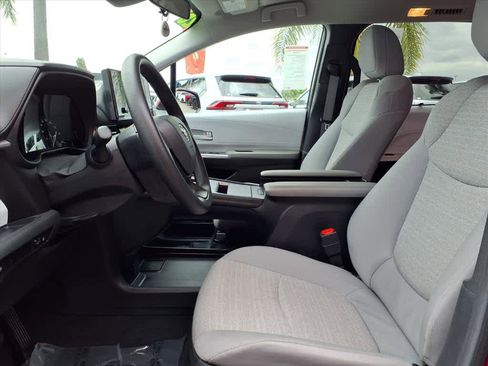 Certified 2025 Toyota Sienna LE FWD image 19