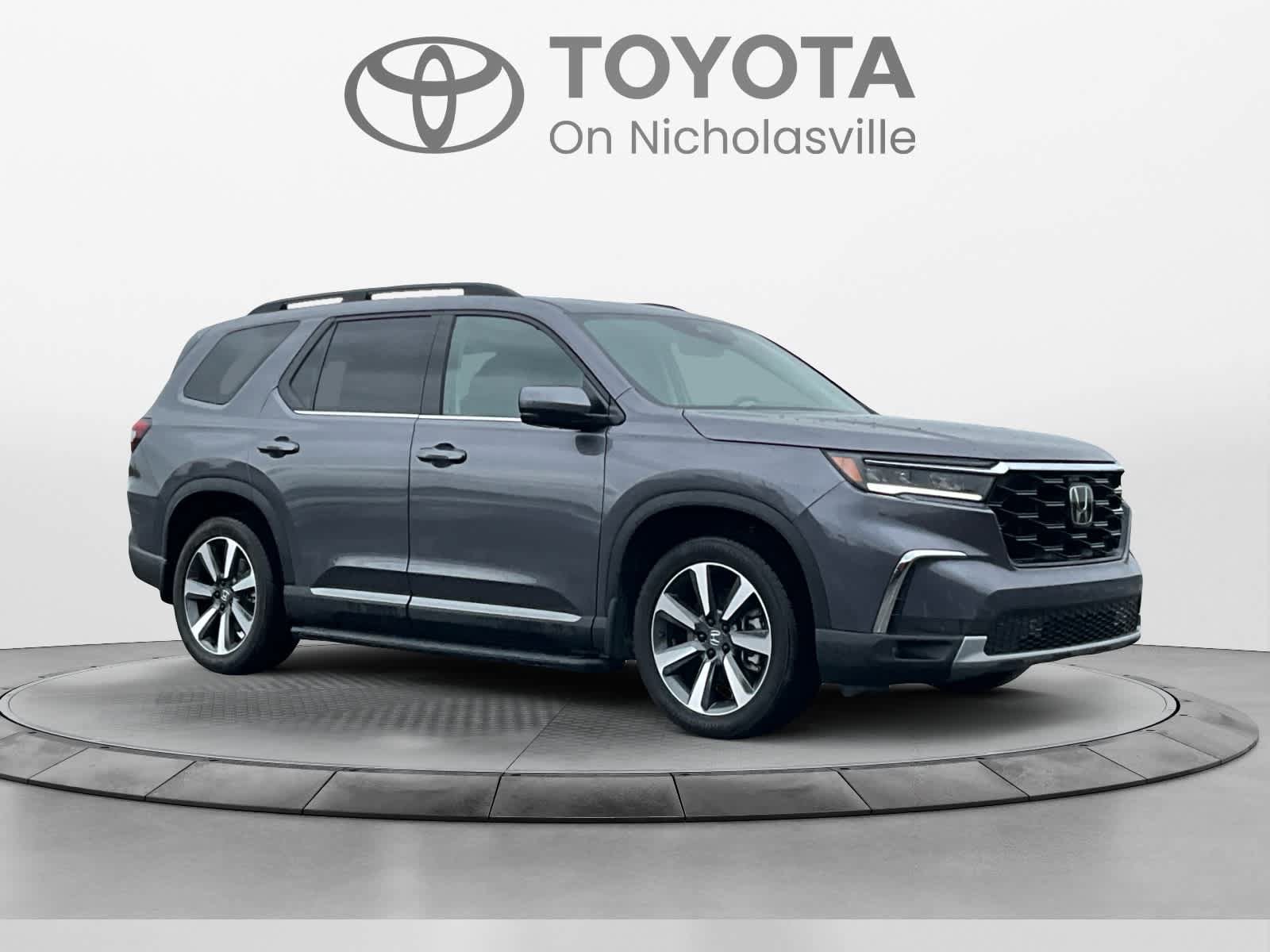 Used 2025 Honda Pilot Touring image 7