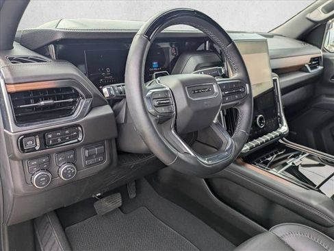 Used 2025 GMC Yukon XL Denali w/ Denali Reserve Package image 9