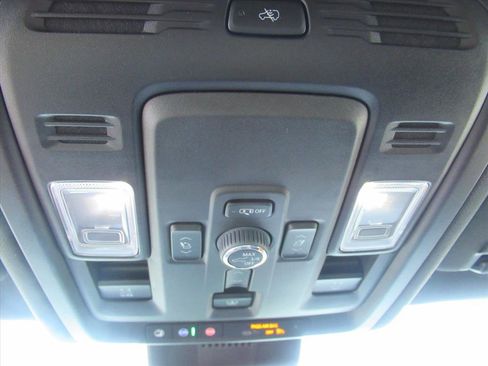 Used 2025 Chevrolet Suburban Premier image 31