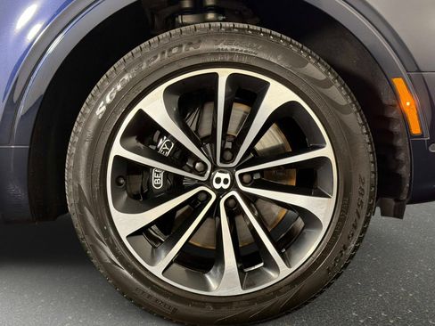 Used 2024 Bentley Bentayga AWD/4WD image 19