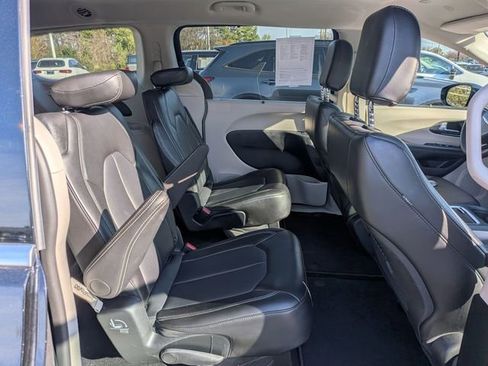 Used 2024 Chrysler Pacifica Touring-L image 28