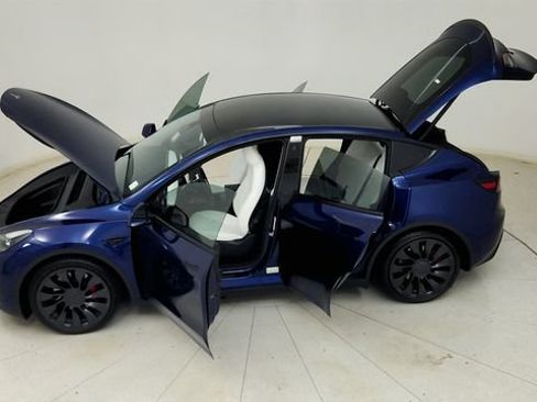 Used 2023 Tesla Model Y Performance AWD/4WD image 32