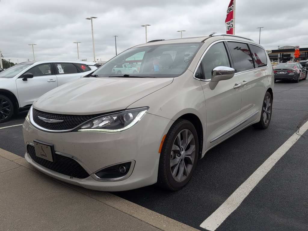 Used 2020 Chrysler Pacifica Limited w/ Tire & Wheel Group FWD image 4