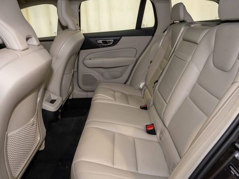 Used 2019 Volvo V60 T5 Momentum image 8