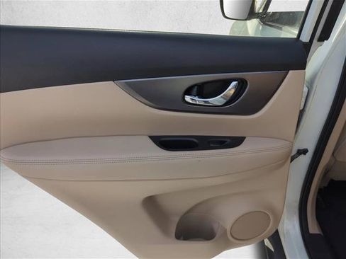 Used 2016 Nissan Rogue SV FWD image 9