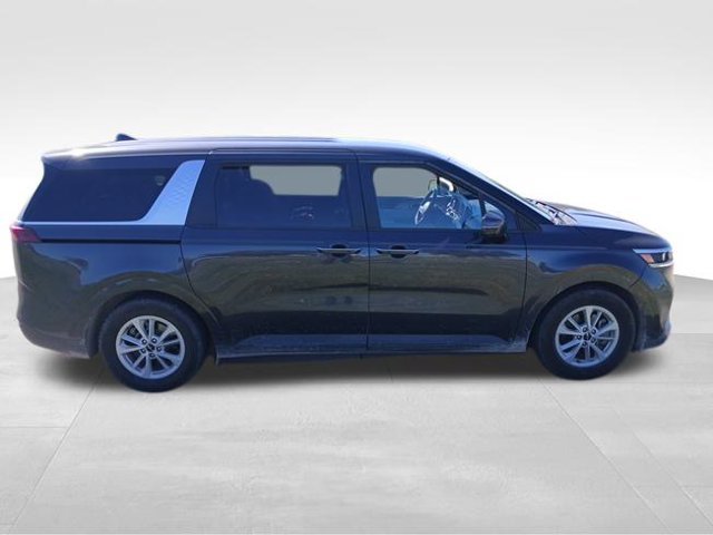 Used 2023 Kia Carnival LX FWD image 5